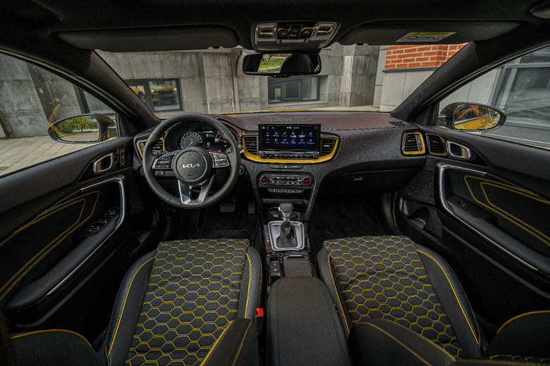 Новый двигатель, цветные экраны, комплекс систем помощи водителю. Городской купе-кроссовер Kia XCeed прибыл в Россию